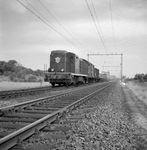 154301 Afbeelding van de diesel-electrische locomotief nr. 2441 (serie 2400/2500) van de N.S. met een goederentrein te ...